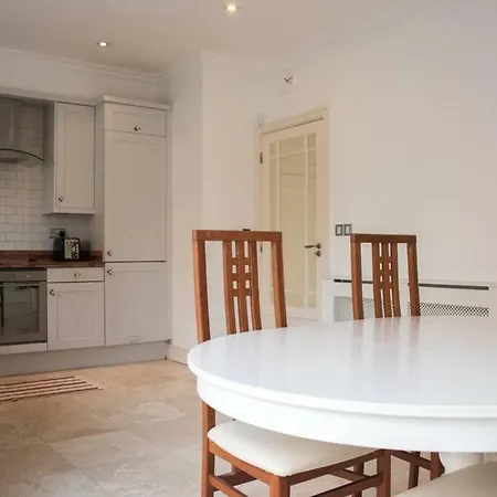 Holiday home Kelston Townhouse