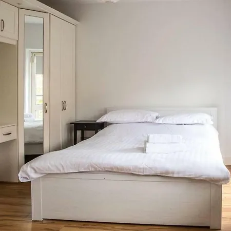 Holiday home Kelston Townhouse *